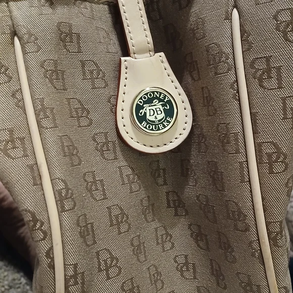 👜✨ Dooney & Bourke Signature DB Tote ✨👜 - Picture 3 of 12